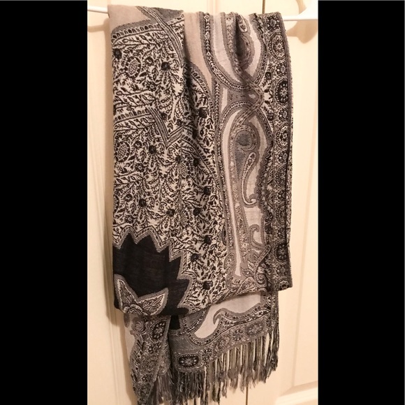 Gorgeous Fringe Scarf Wrap Black / Cream